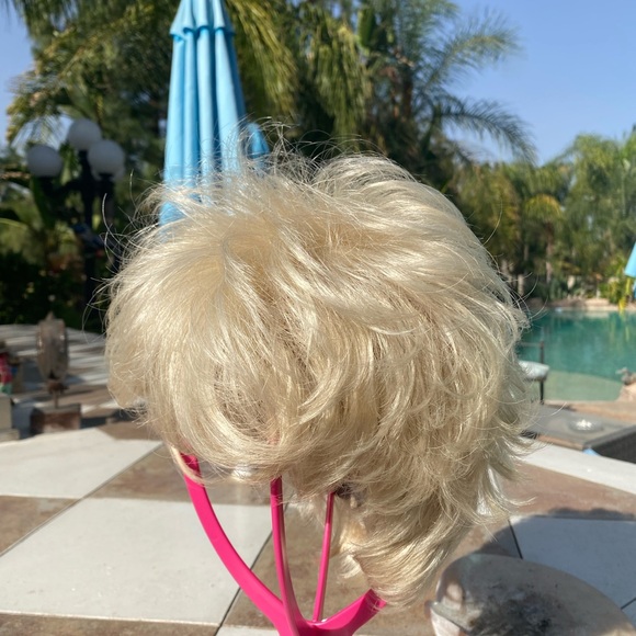 Tony Brattins Inspiration wig in platinum blonde. - Picture 4 of 12